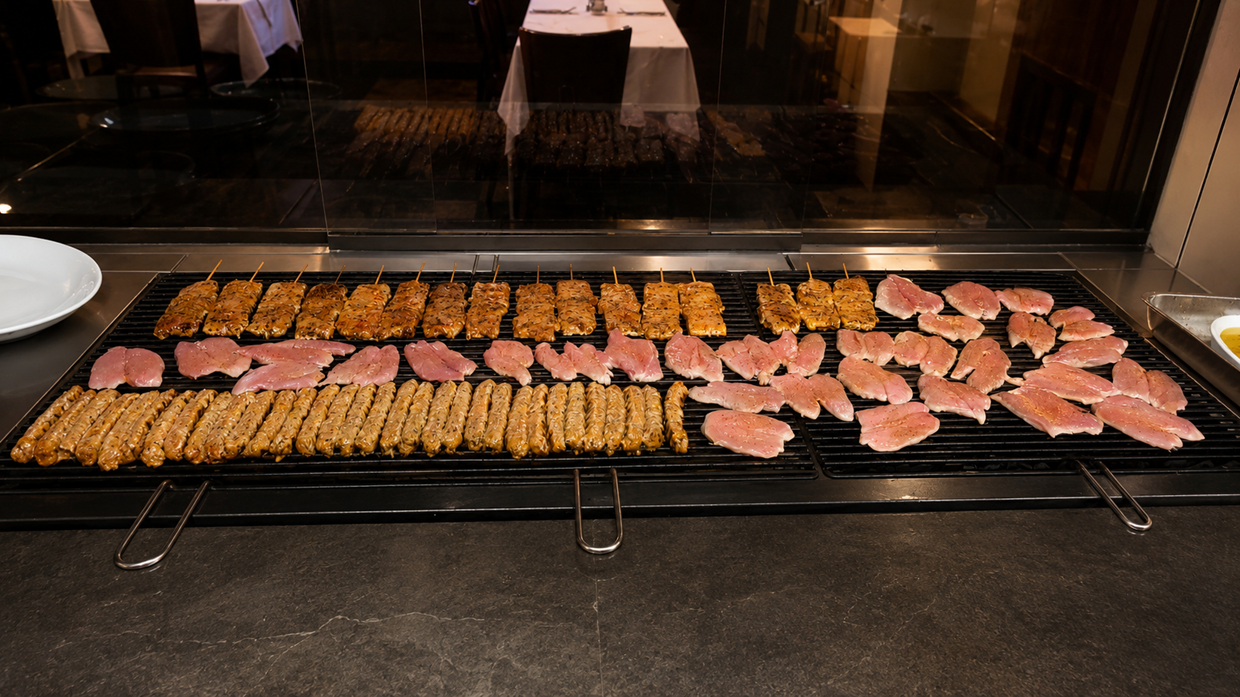 FleischGrillPro mit gegrilltem Fleisch vom Holzkohlegrill im Restaurant Delphi
