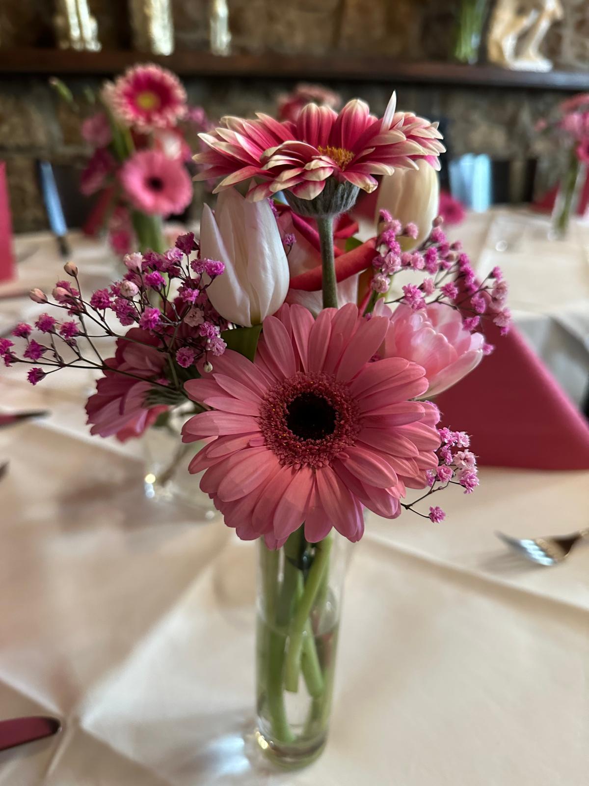 Blumendekoration im Restaurant Delphi