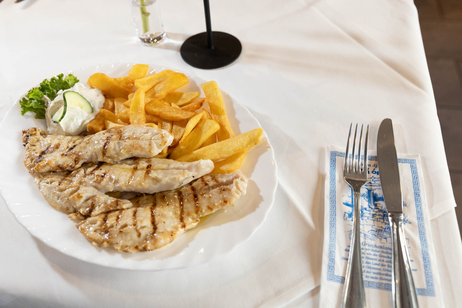 Dorade Teller als Fischgericht im Restaurant Delphi