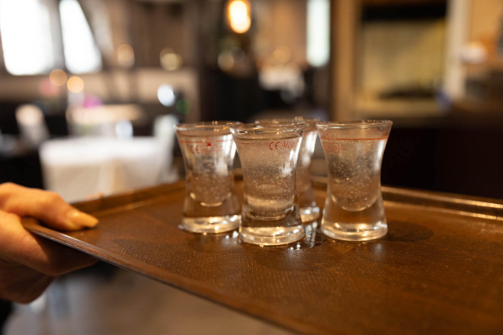 Ouzo als Willkommensgetränk für Gäste im Restaurant Delphi