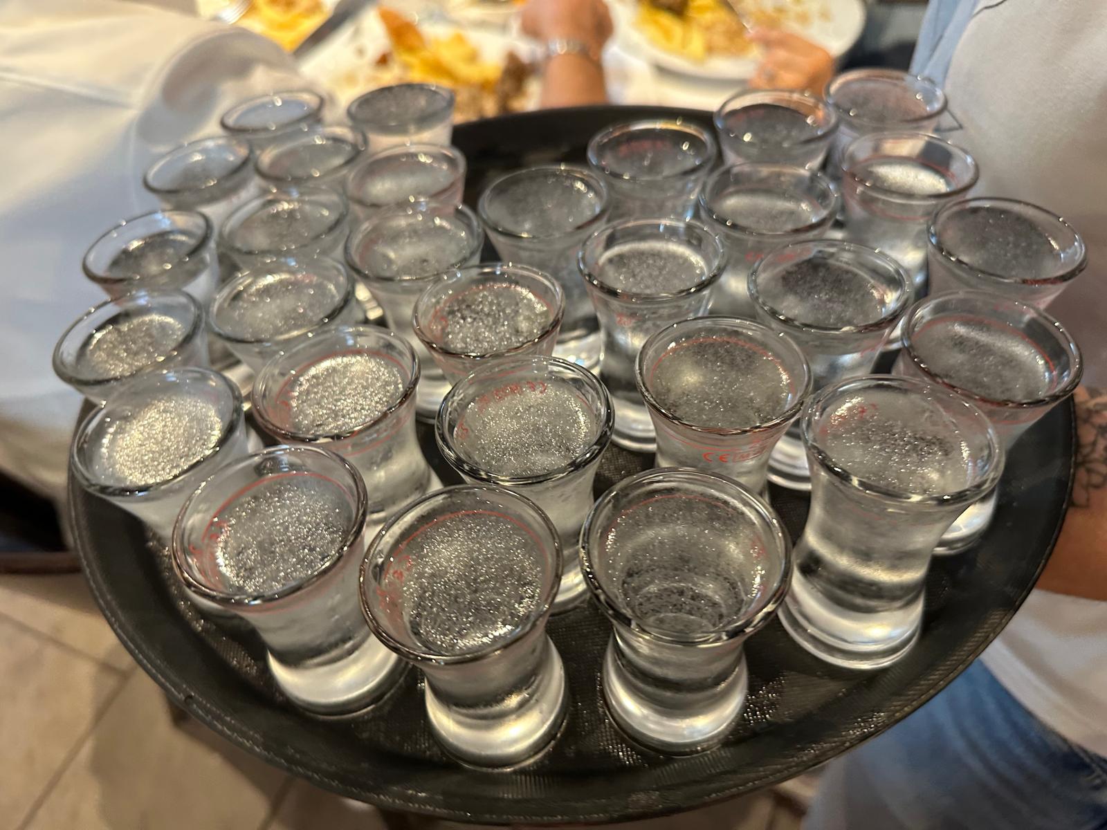 Ouzo im Restaurant Delphi