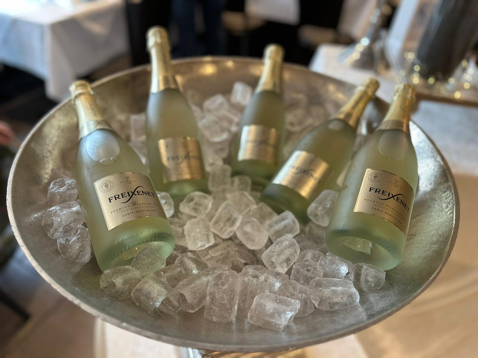 Sekt und Dekoration im Restaurant Delphi