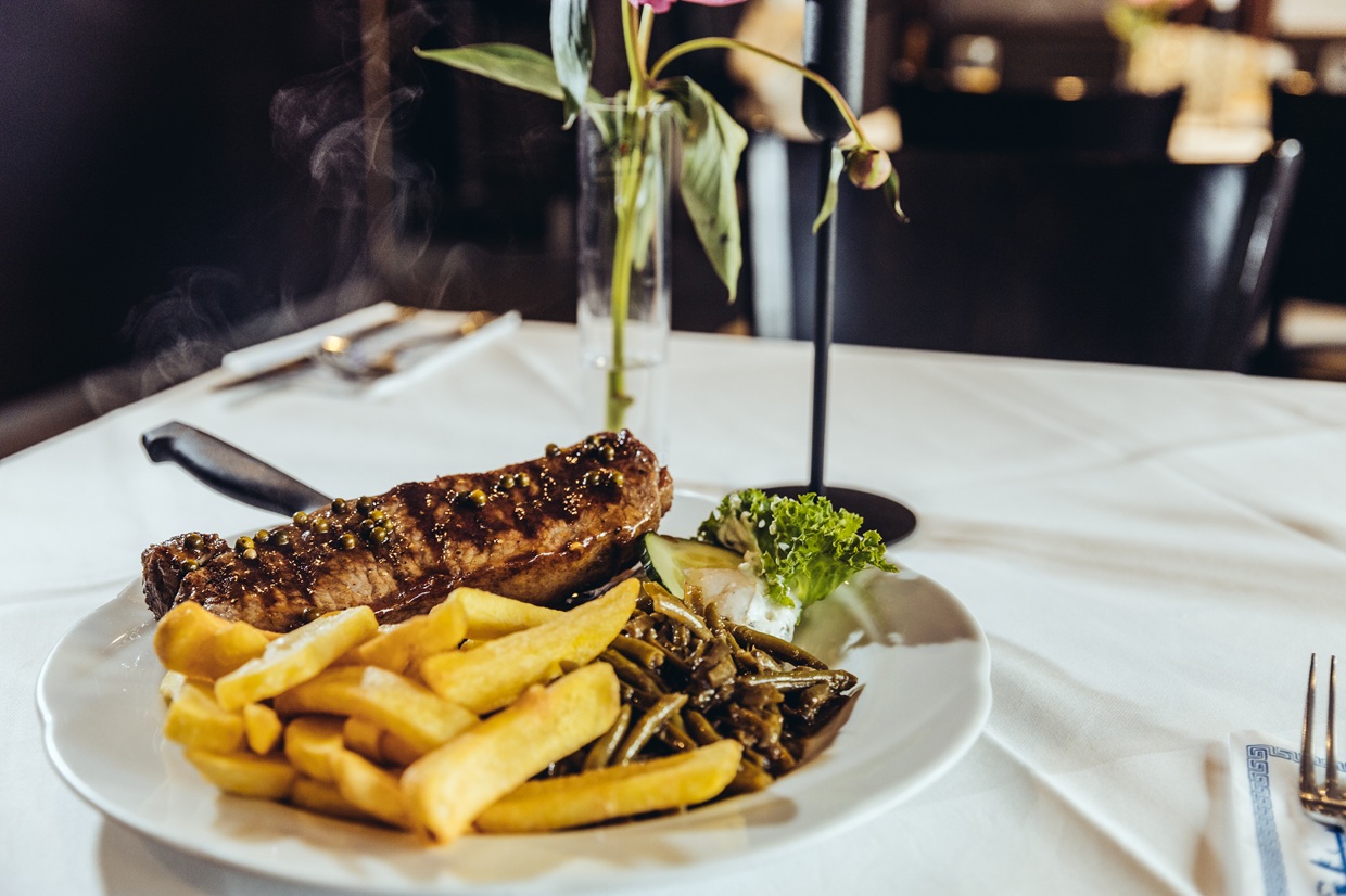 TellerSteak vom Holzkohlegrill im Restaurant Delphi