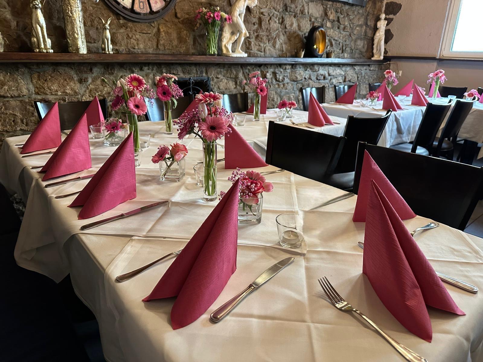 Gedeckter Tisch im Restaurant Delphi