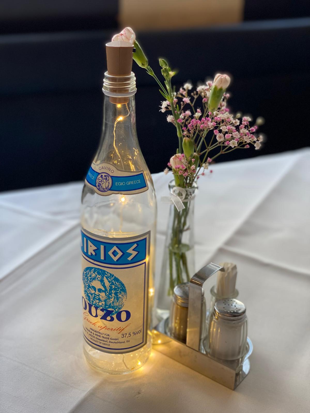 Gedeckter Tisch mit Speisen im Restaurant Delphi