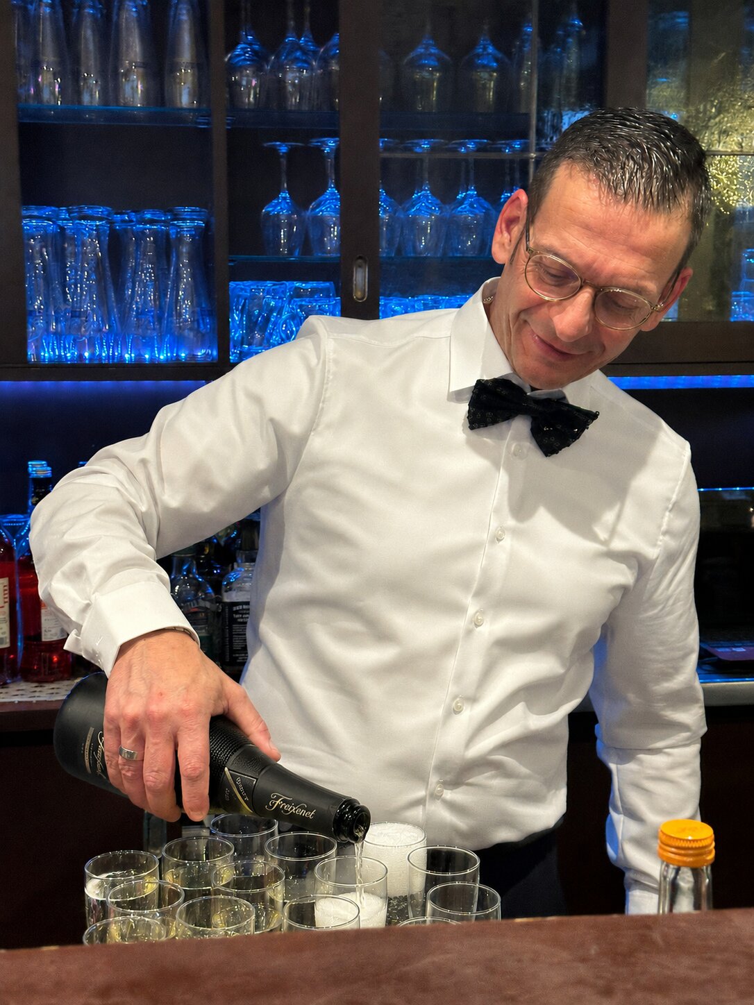 Toni mit Sekt im Restaurant Delphi