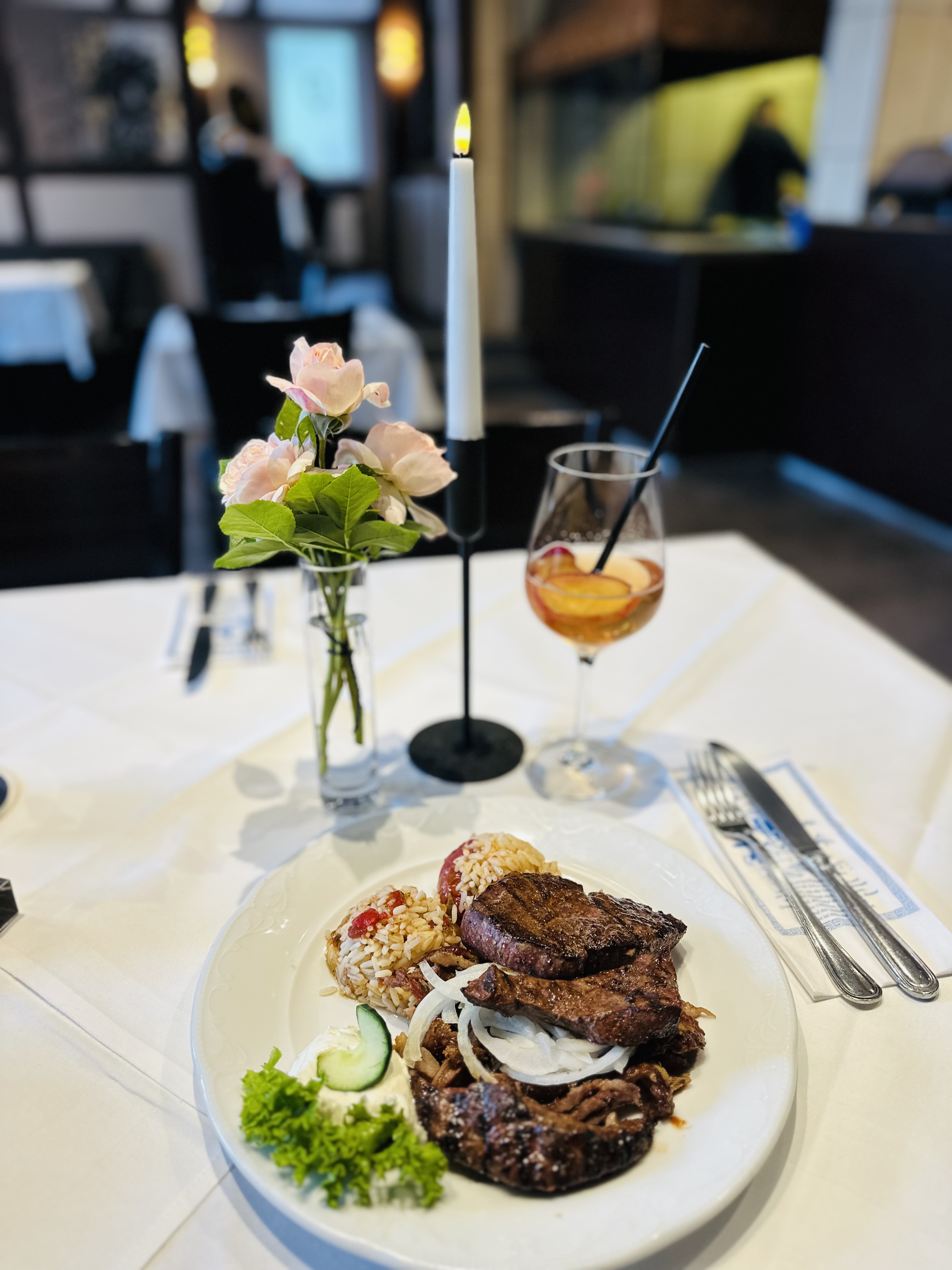 Griechisches Gericht mit Getränk im Restaurant Delphi