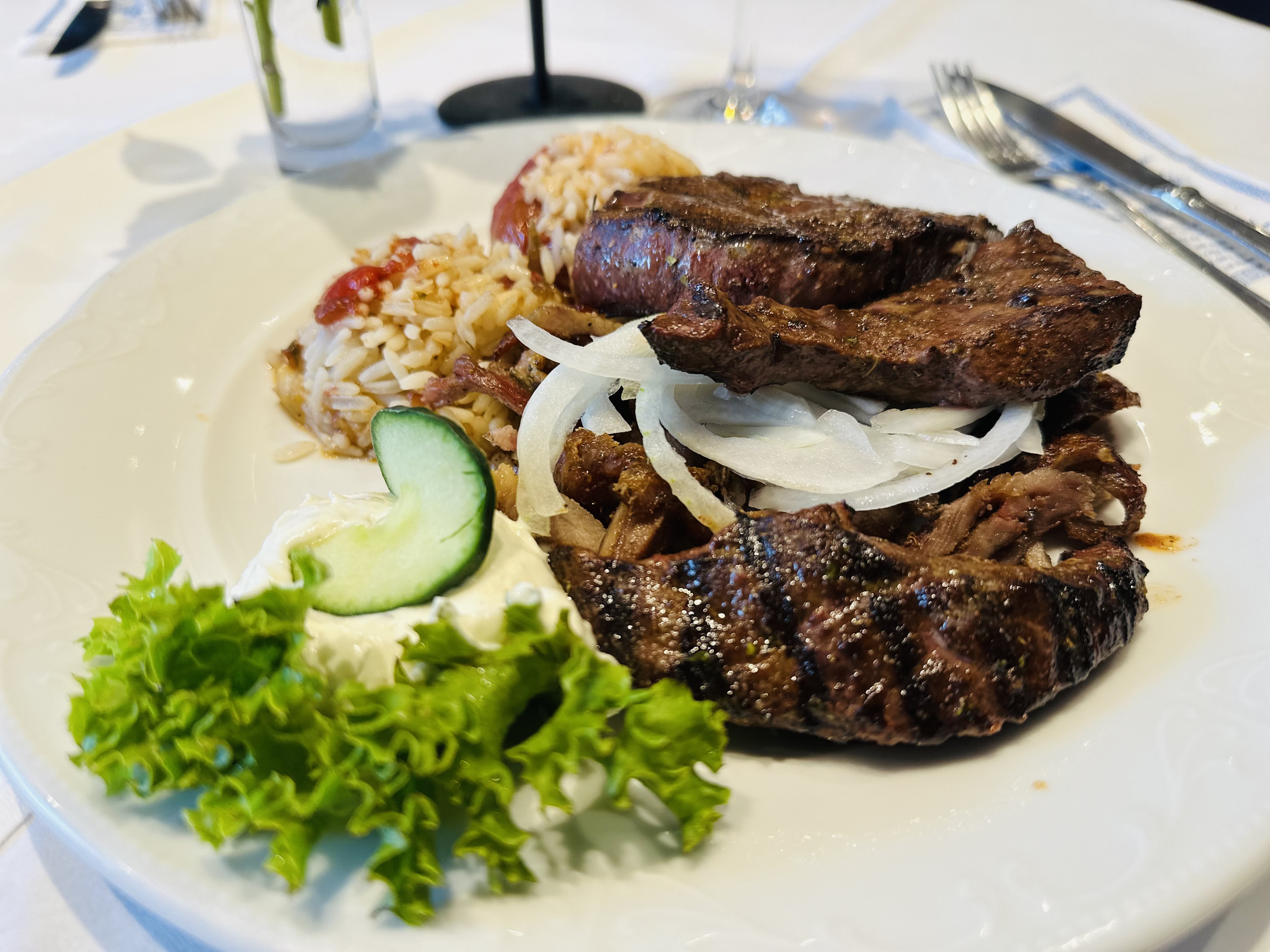 Griechische Grillplatte mit Reis im Restaurant Delphi
